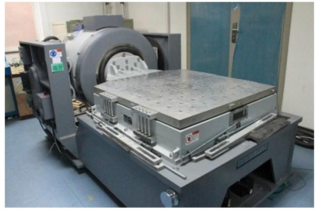 振动测试台.jpg 振动测试台.jpg